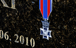 Kolejne groby żołnierzy są dekorowane insygniami Orderu Krzyża Wojskowego